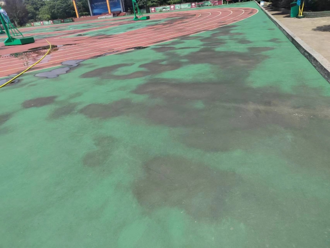 你知道球场的地面有很多污垢是如何清洗的吗？
