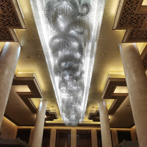 安徽铜陵铜金陵五星酒店大型水晶灯由湖南家美保洁公司清洗水晶灯清洗技术_免拆洗清洗技术培训_
